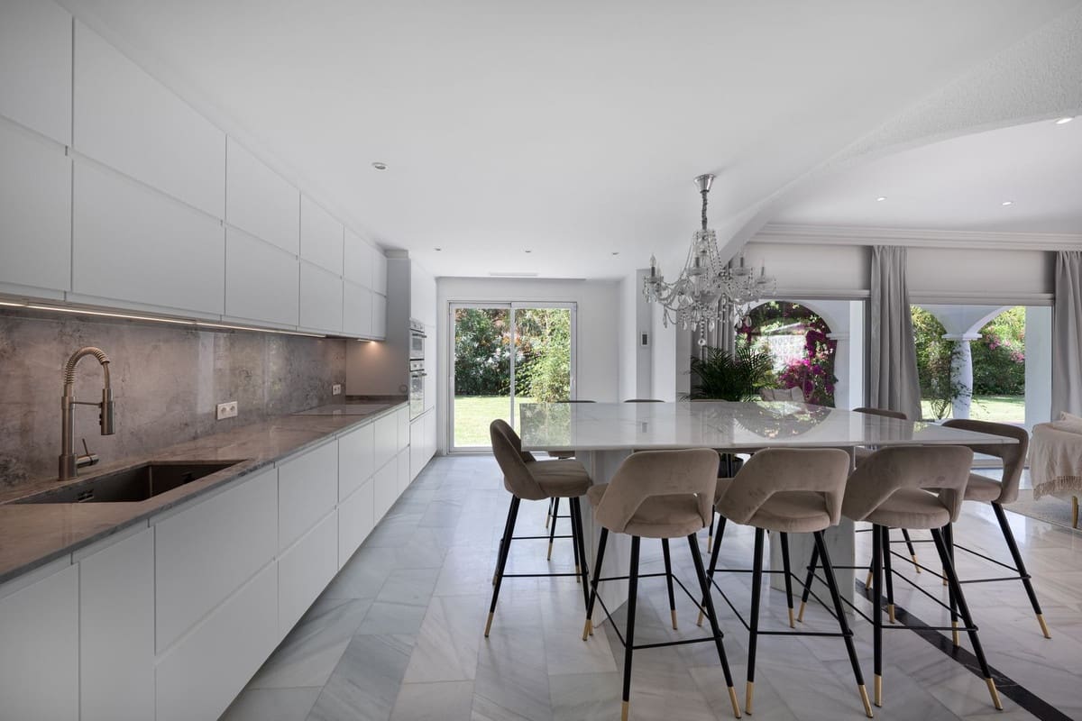 5 soveværelse Villa til salg i Marbella med swimmingpool garage - € 2.880.000 (Ref: 8250108)