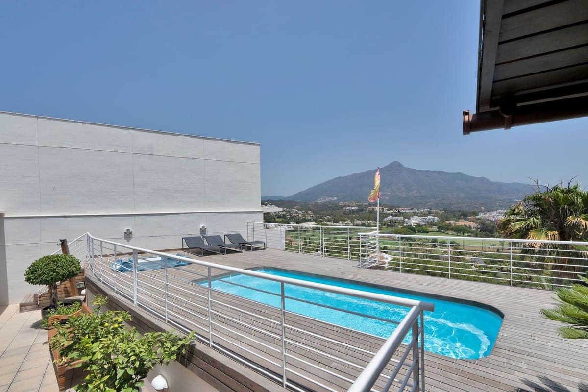 3 bedroom Penthouse for sale in Nueva Andalucia with pool garage - € 1,450,000 (Ref: 8363498)