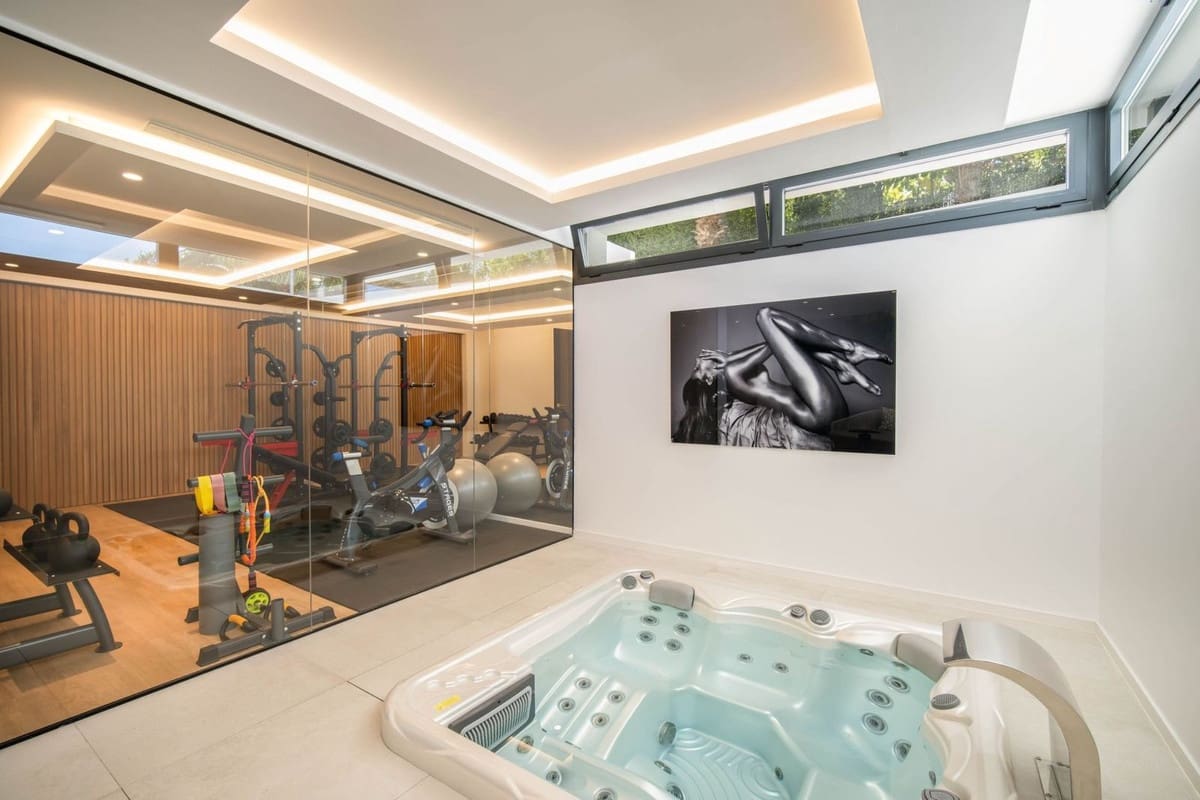 4 soveværelse Villa til salg i Nueva Andalucia med swimmingpool garage - € 3.250.000 (Ref: 8498651)