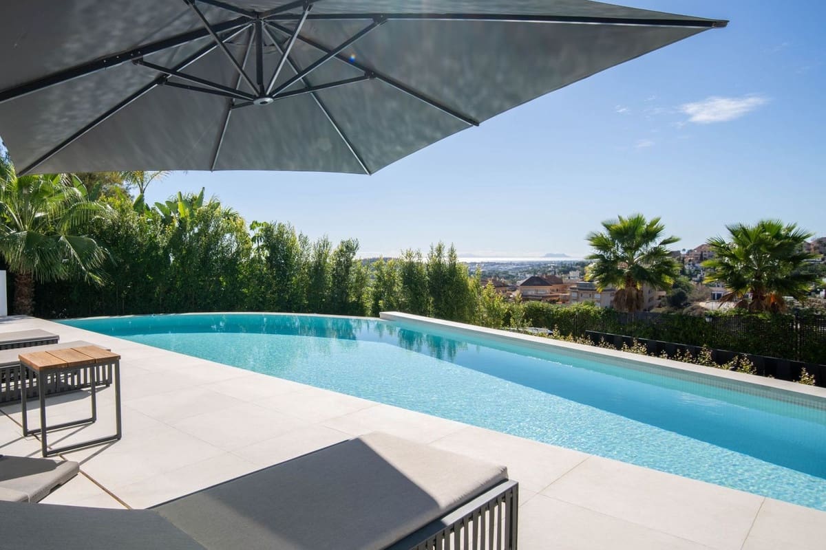 4 sypialnia Willa na sprzedaż w Nueva Andalucia z basenem garażem - 3 250 000 € (Ref: 8498651)