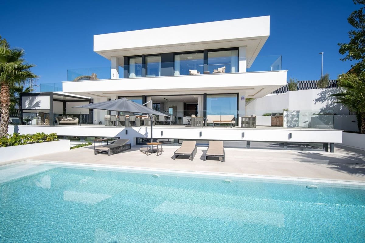 4 sypialnia Willa na sprzedaż w Nueva Andalucia z basenem garażem - 3 250 000 € (Ref: 8498651)