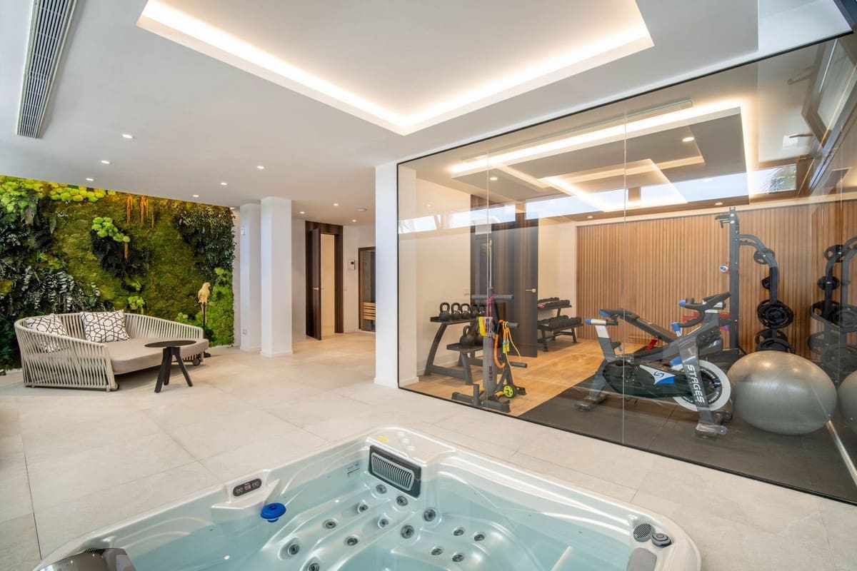 4 sypialnia Willa na sprzedaż w Nueva Andalucia z basenem garażem - 3 250 000 € (Ref: 8498651)
