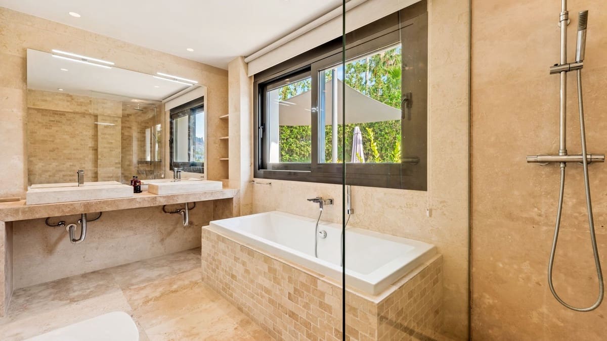 5 soveværelse Villa til salg i Nueva Andalucia med swimmingpool garage - € 2.500.000 (Ref: 8519027)