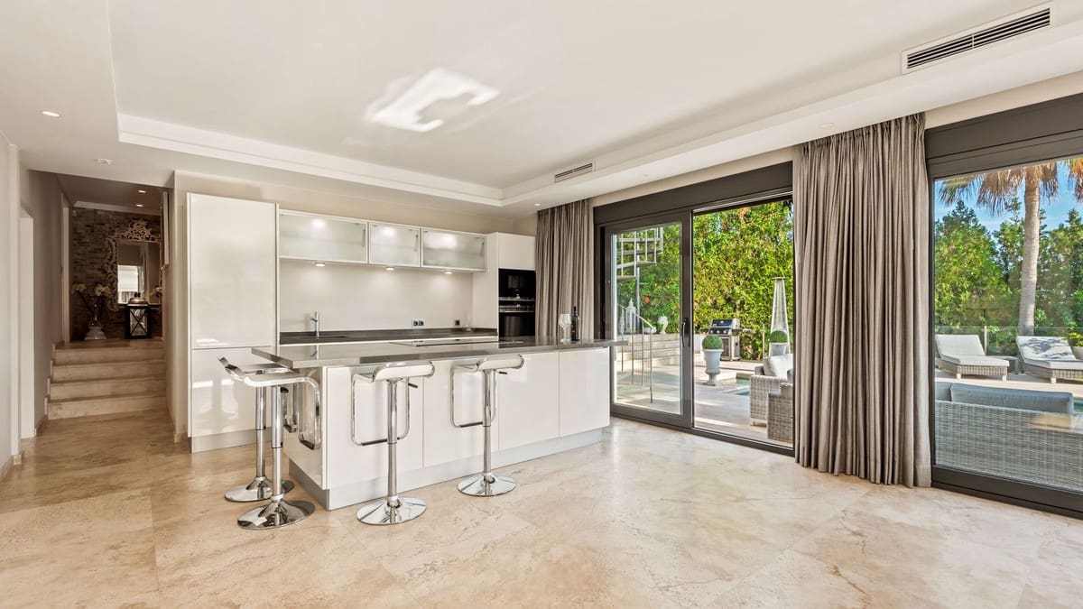 5 soveværelse Villa til salg i Nueva Andalucia med swimmingpool garage - € 2.500.000 (Ref: 8519027)