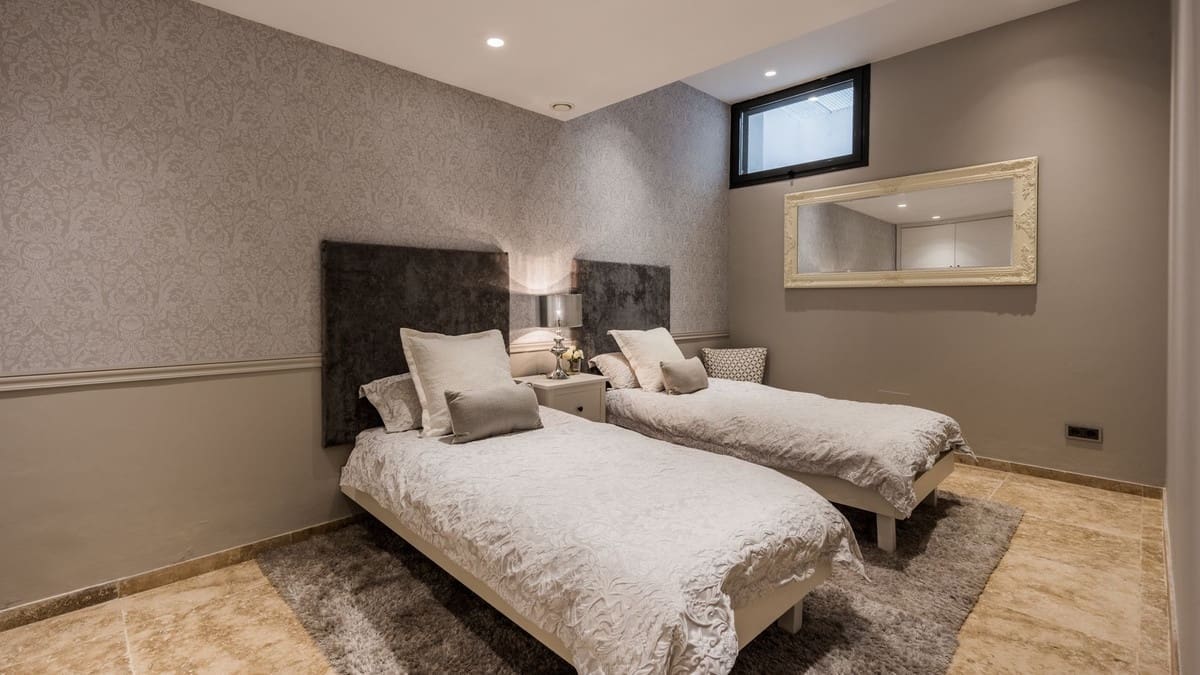 5 soveværelse Villa til salg i Nueva Andalucia med swimmingpool garage - € 2.500.000 (Ref: 8519027)