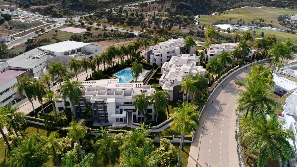 2 bedroom Apartment for sale in Estepona with pool garage - € 399,000 (Ref: 8529374)
