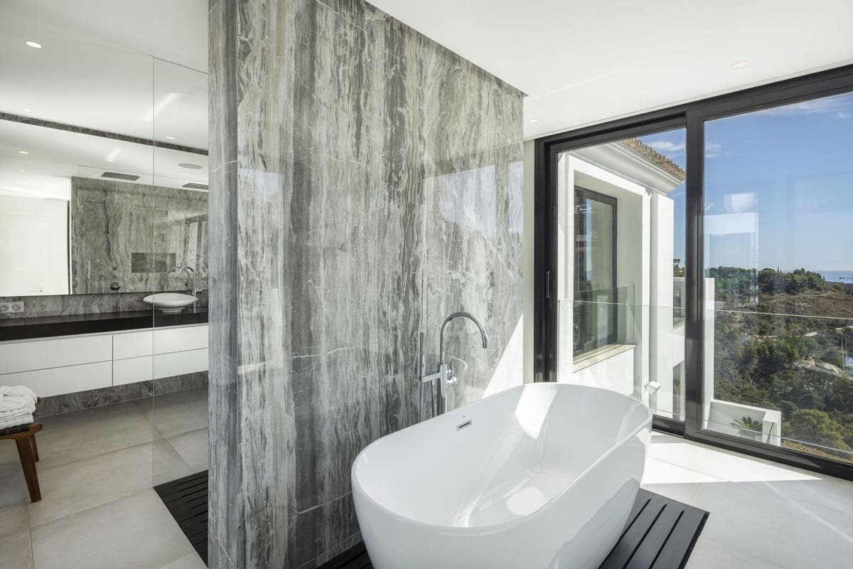 5 soverom Villa til salgs i El Madronal med svømmebasseng garasje - € 6 750 000 (Ref: 8529387)