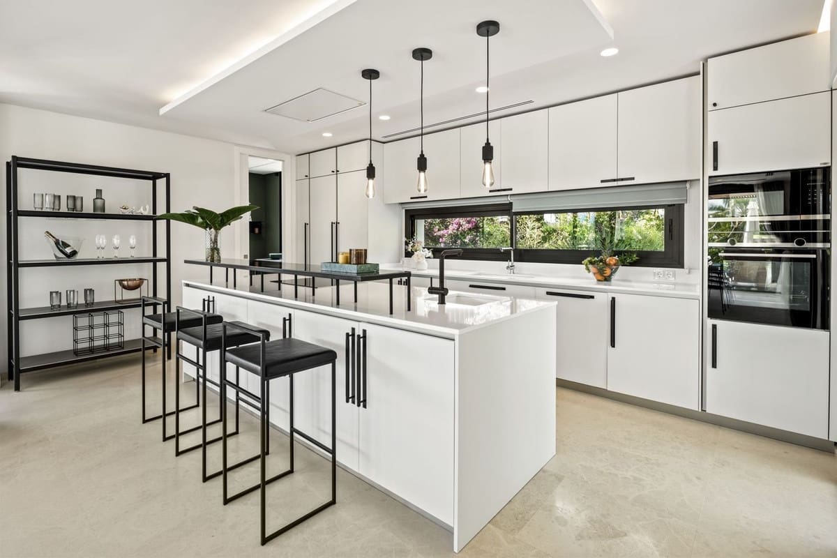 6 soverom Villa til salgs i Nueva Andalucia med svømmebasseng garasje - € 6 750 000 (Ref: 8529389)