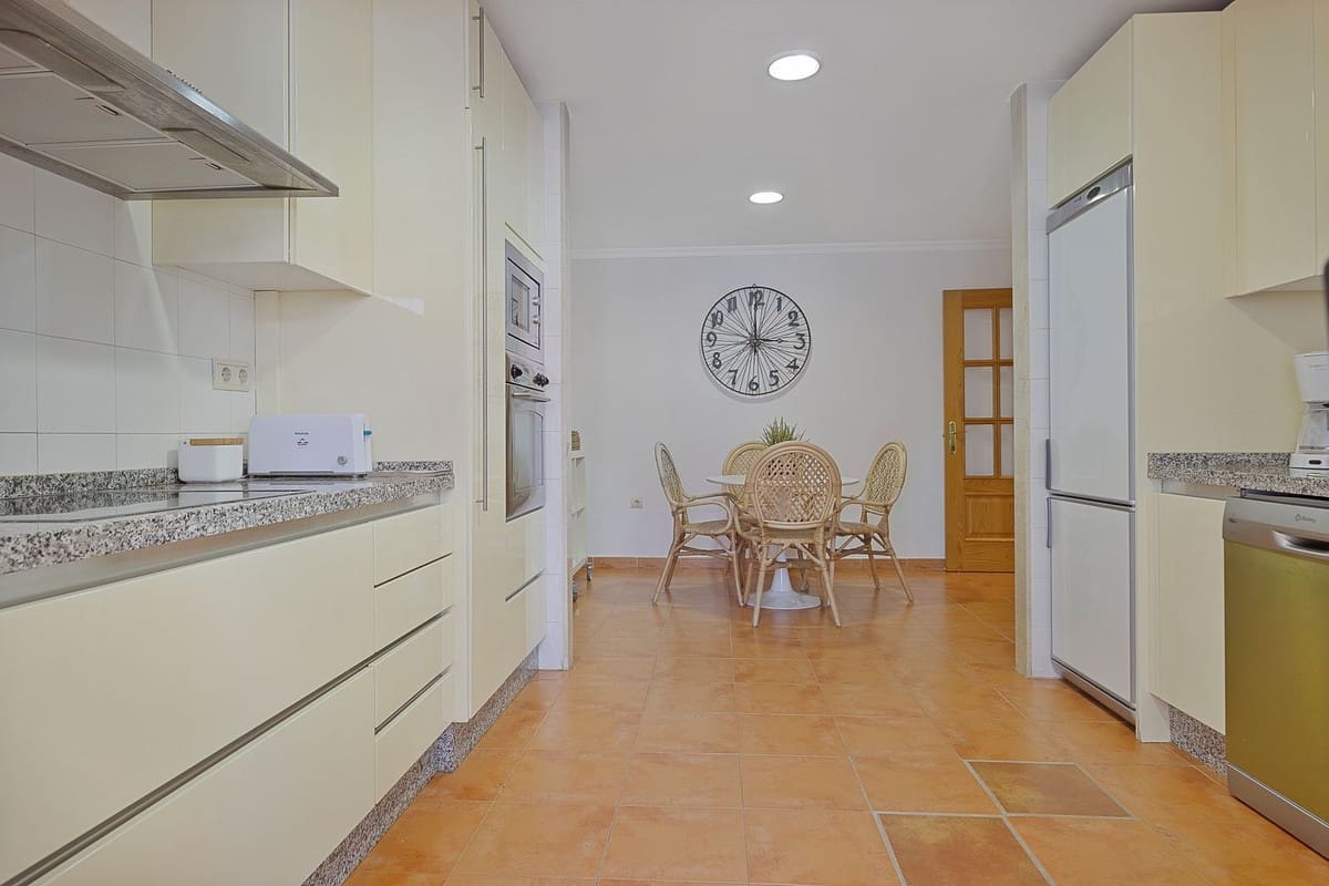 3 bedroom Apartment for sale in San Pedro de Alcantara with pool garage - € 639,000 (Ref: 8615039)