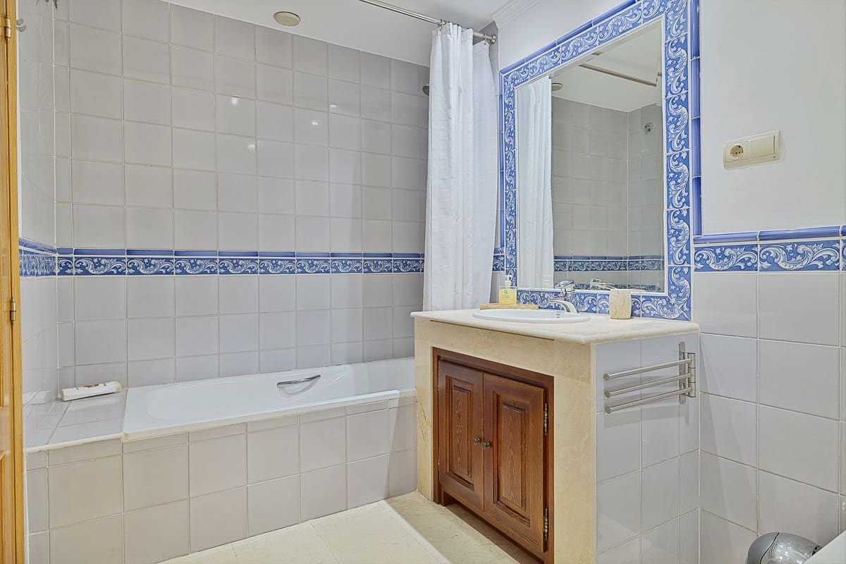 3 bedroom Apartment for sale in San Pedro de Alcantara with pool garage - € 639,000 (Ref: 8615039)