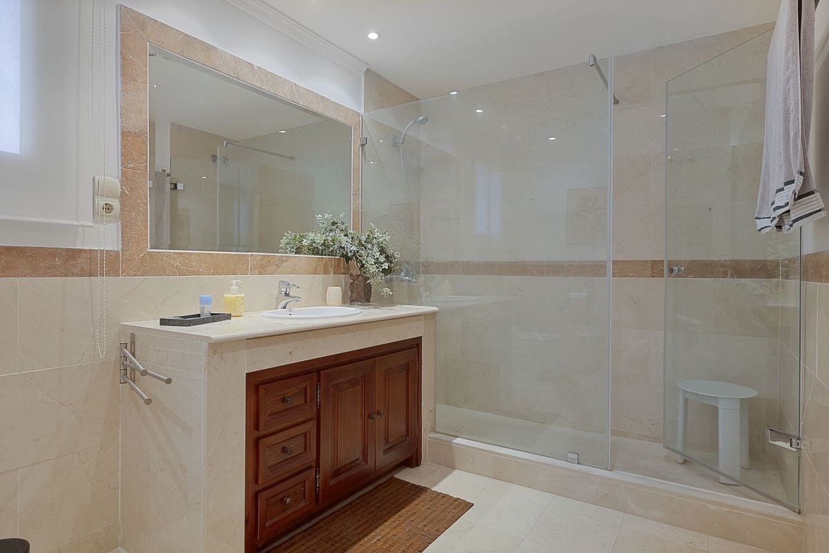 3 bedroom Apartment for sale in San Pedro de Alcantara with pool garage - € 639,000 (Ref: 8615039)