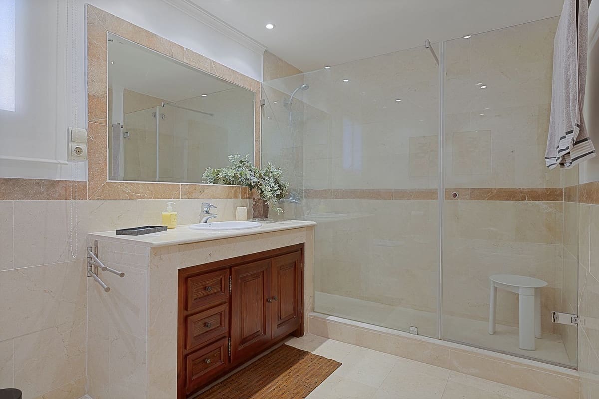 3 bedroom Apartment for sale in San Pedro de Alcantara with pool garage - € 639,000 (Ref: 8615039)