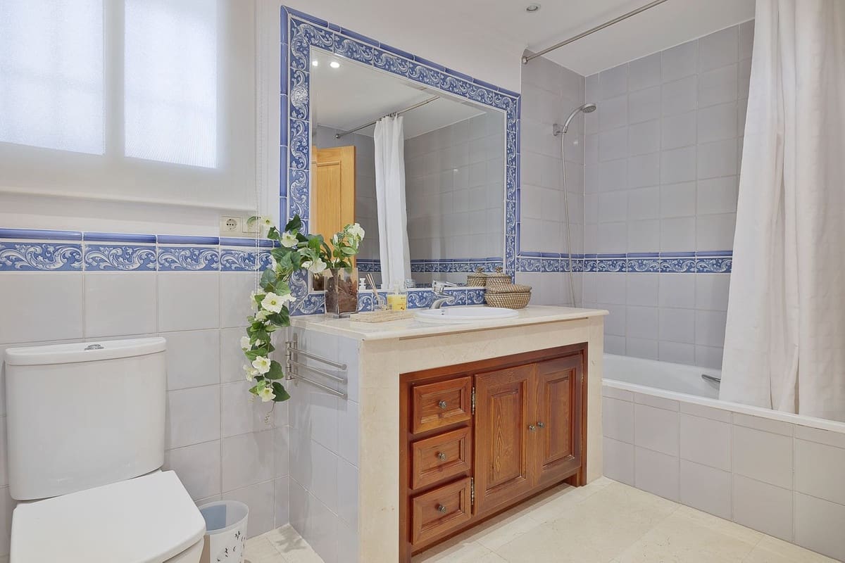 3 bedroom Apartment for sale in San Pedro de Alcantara with pool garage - € 639,000 (Ref: 8615039)