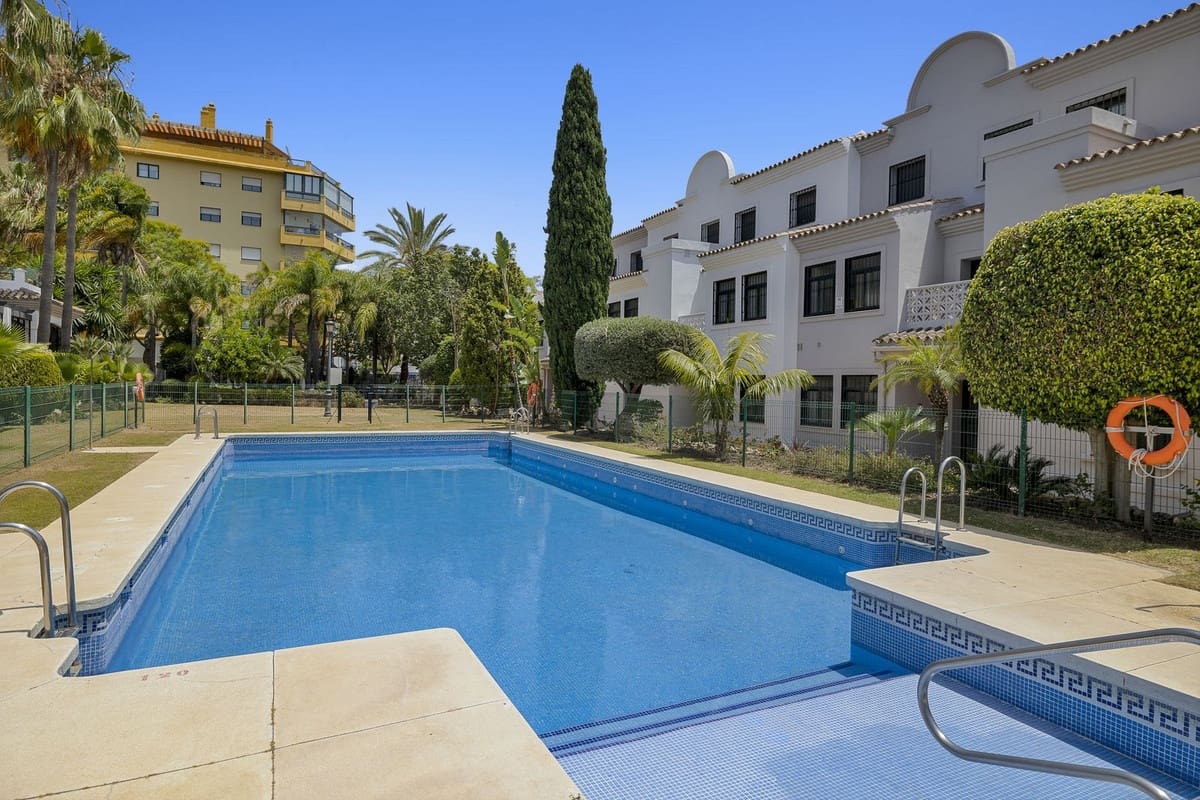 3 bedroom Apartment for sale in San Pedro de Alcantara with pool garage - € 639,000 (Ref: 8615039)