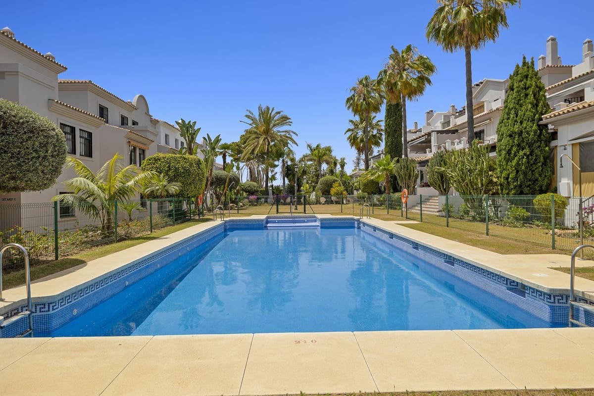 3 bedroom Apartment for sale in San Pedro de Alcantara with pool garage - € 639,000 (Ref: 8615039)