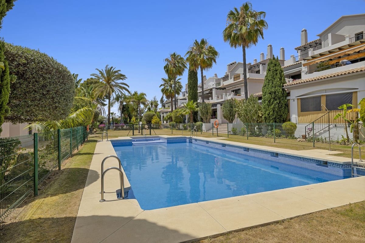 3 bedroom Apartment for sale in San Pedro de Alcantara with pool garage - € 639,000 (Ref: 8615039)