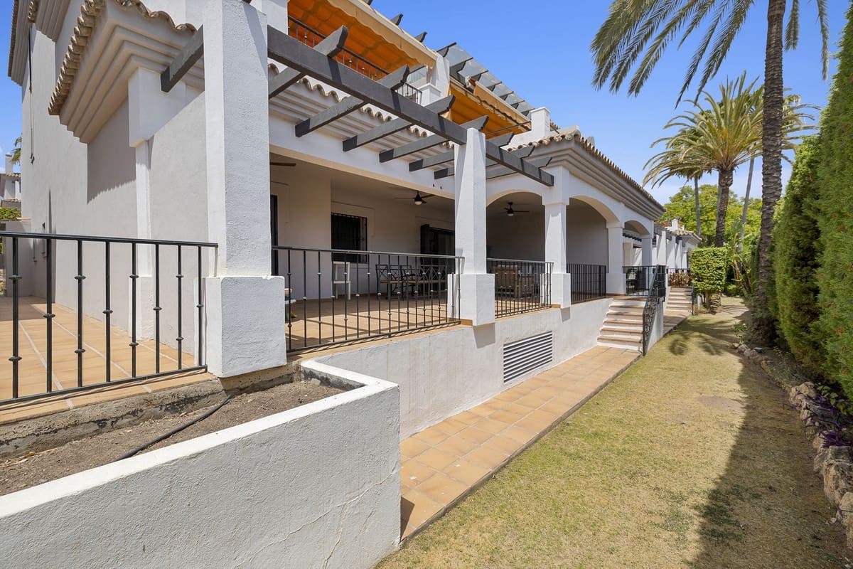 3 bedroom Apartment for sale in San Pedro de Alcantara with pool garage - € 639,000 (Ref: 8615039)