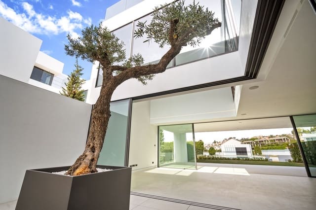 4 bedroom Villa for sale in Lomas De Marbella, Marbella with pool garage - € 6,500,000 (Ref: 8648142)