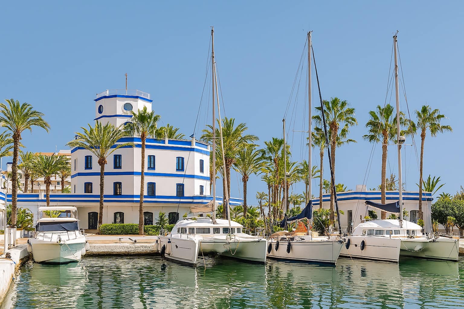 Apartamento de 2 habitaciones en Estepona en venta - 565.000 € (Ref: 8679647)