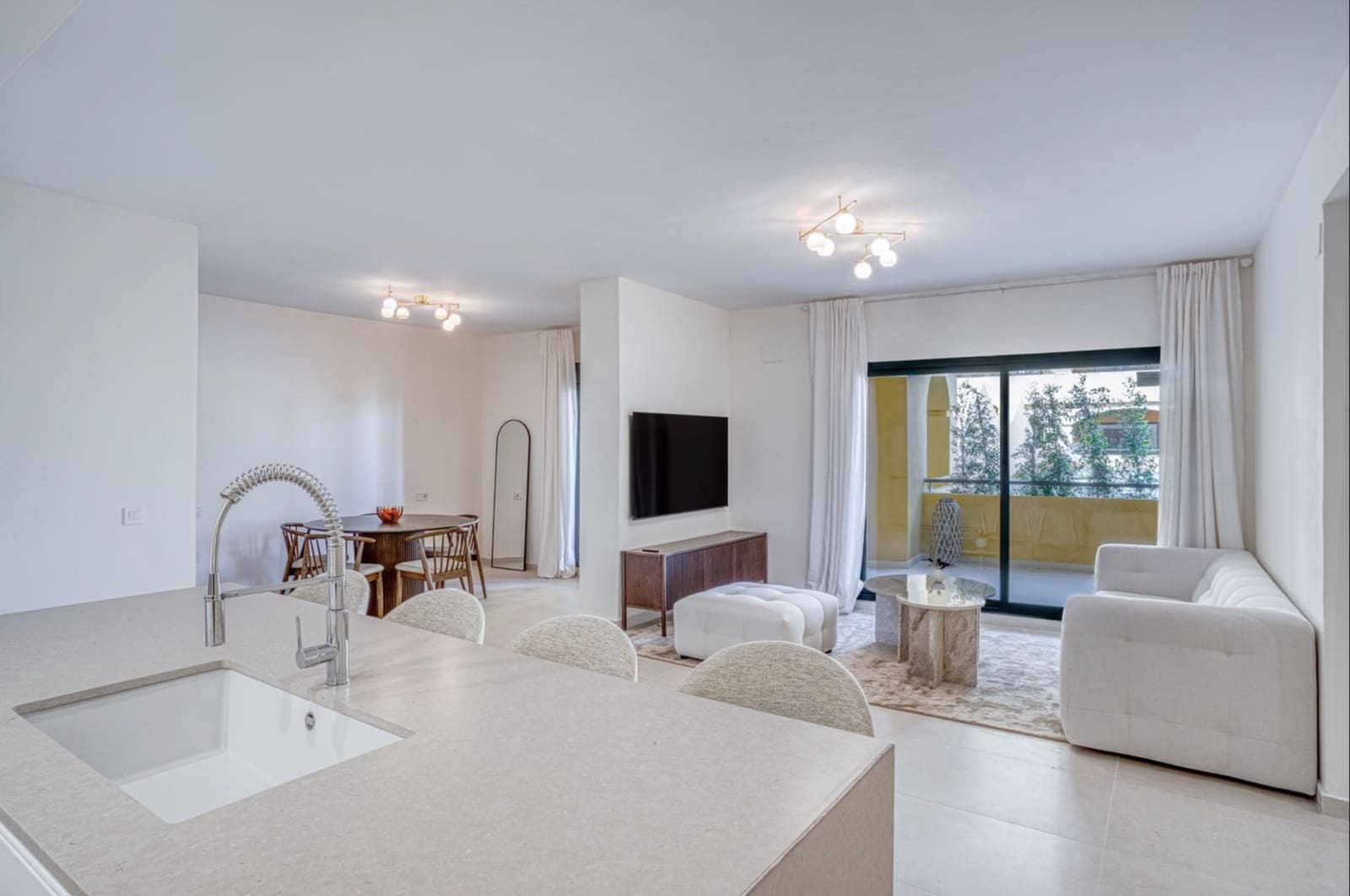 4 bedroom Apartment for sale in San Pedro de Alcantara with pool - € 695,000 (Ref: 8948574)