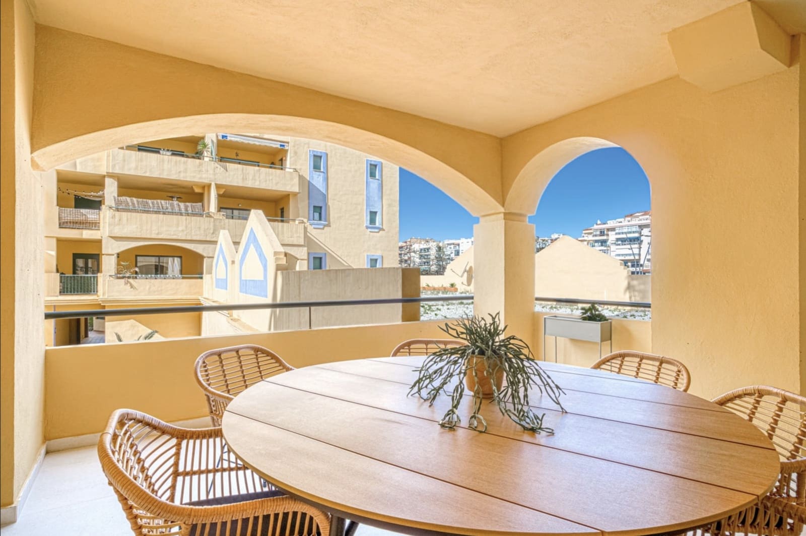 4 bedroom Apartment for sale in San Pedro de Alcantara with pool - € 695,000 (Ref: 8948574)