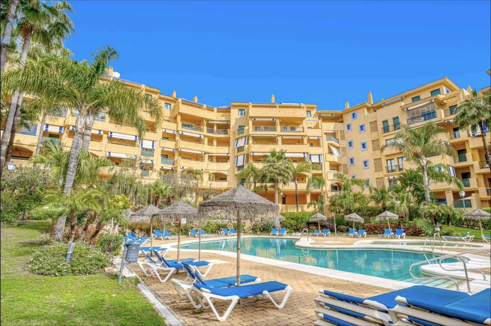 4 bedroom Apartment for sale in San Pedro de Alcantara with pool - € 695,000 (Ref: 8948574)