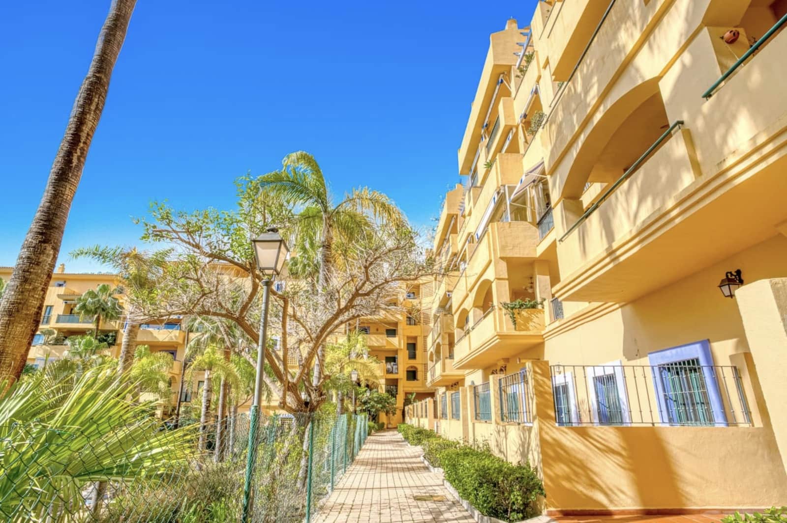 4 bedroom Apartment for sale in San Pedro de Alcantara with pool - € 695,000 (Ref: 8948574)