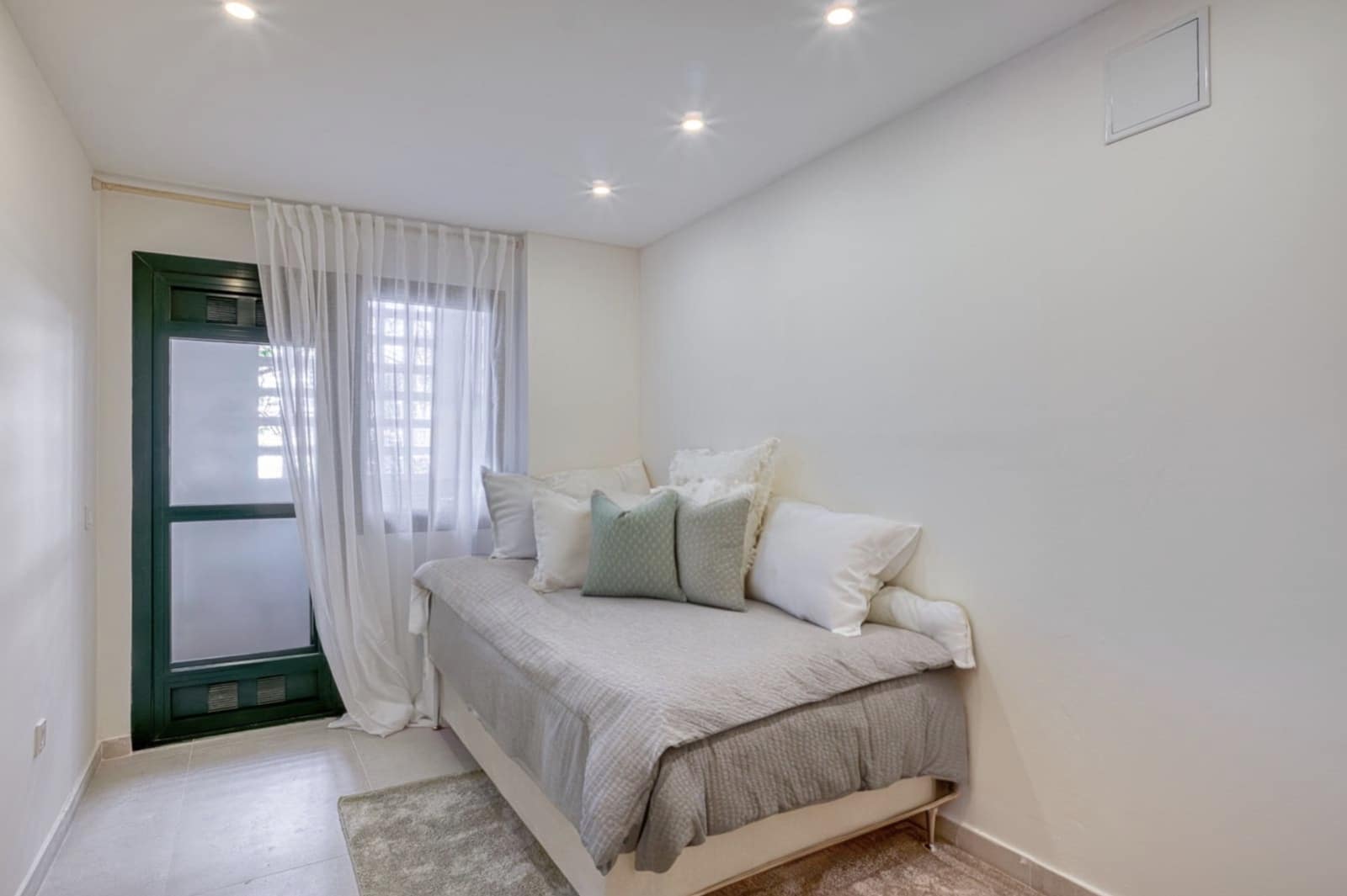 4 bedroom Apartment for sale in San Pedro de Alcantara with pool - € 695,000 (Ref: 8948574)