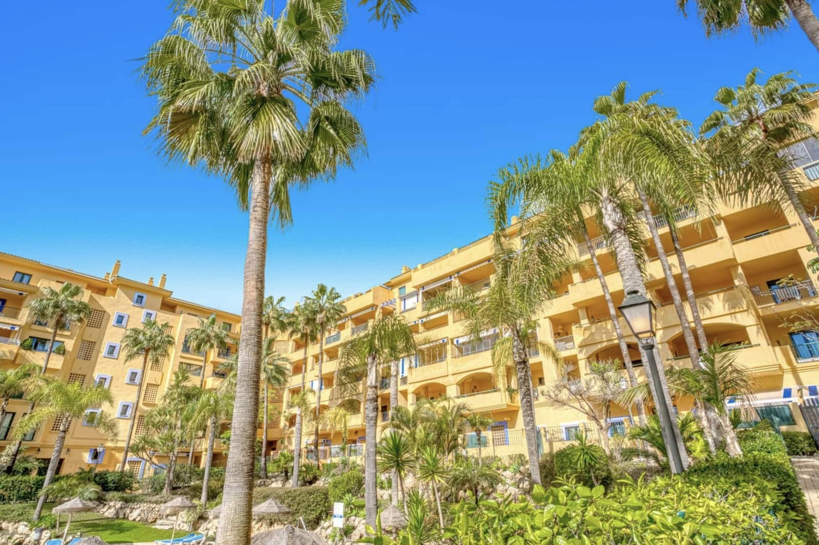 4 bedroom Apartment for sale in San Pedro de Alcantara with pool - € 695,000 (Ref: 8948574)