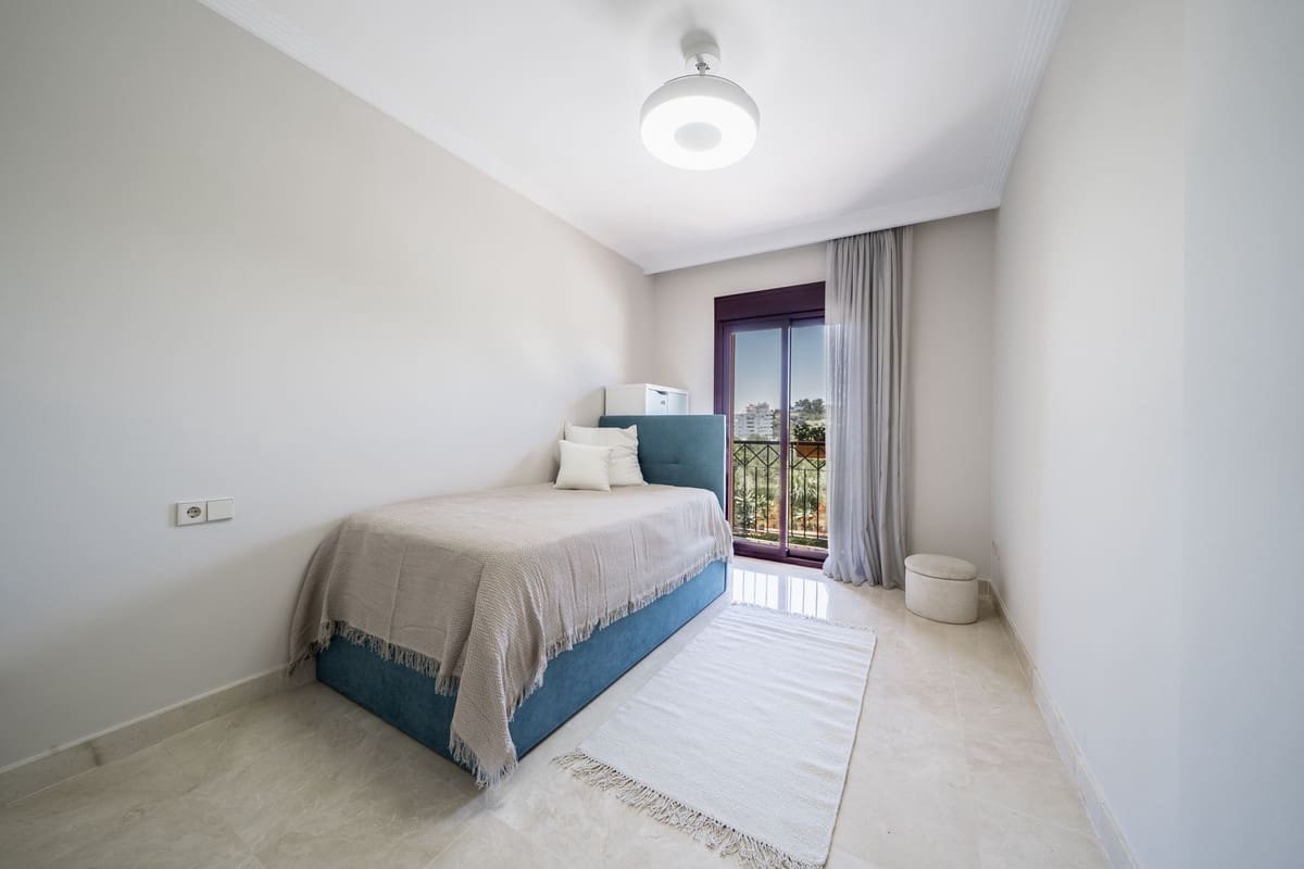 3 soverom Leilighet til salgs i Estepona med svømmebasseng garasje - € 990 000 (Ref: 9031305)