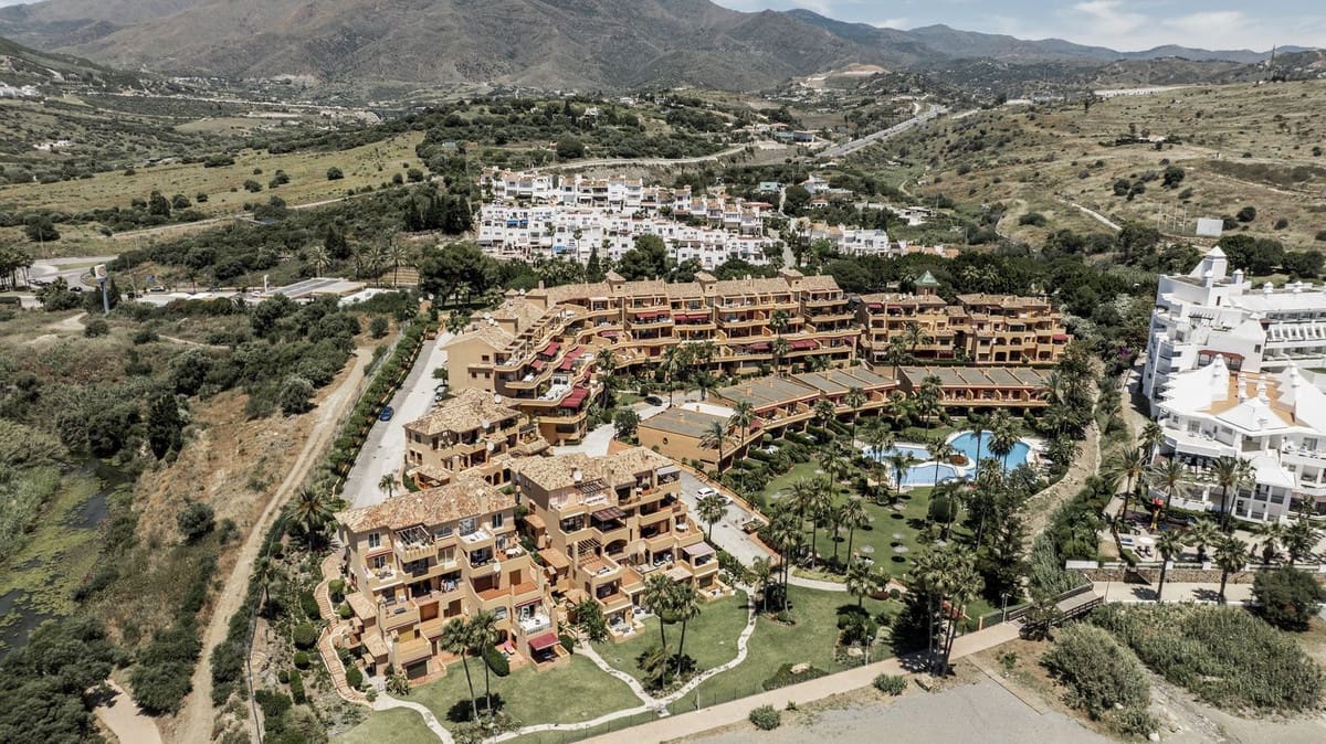 3 soverom Leilighet til salgs i Estepona med svømmebasseng garasje - € 990 000 (Ref: 9031305)