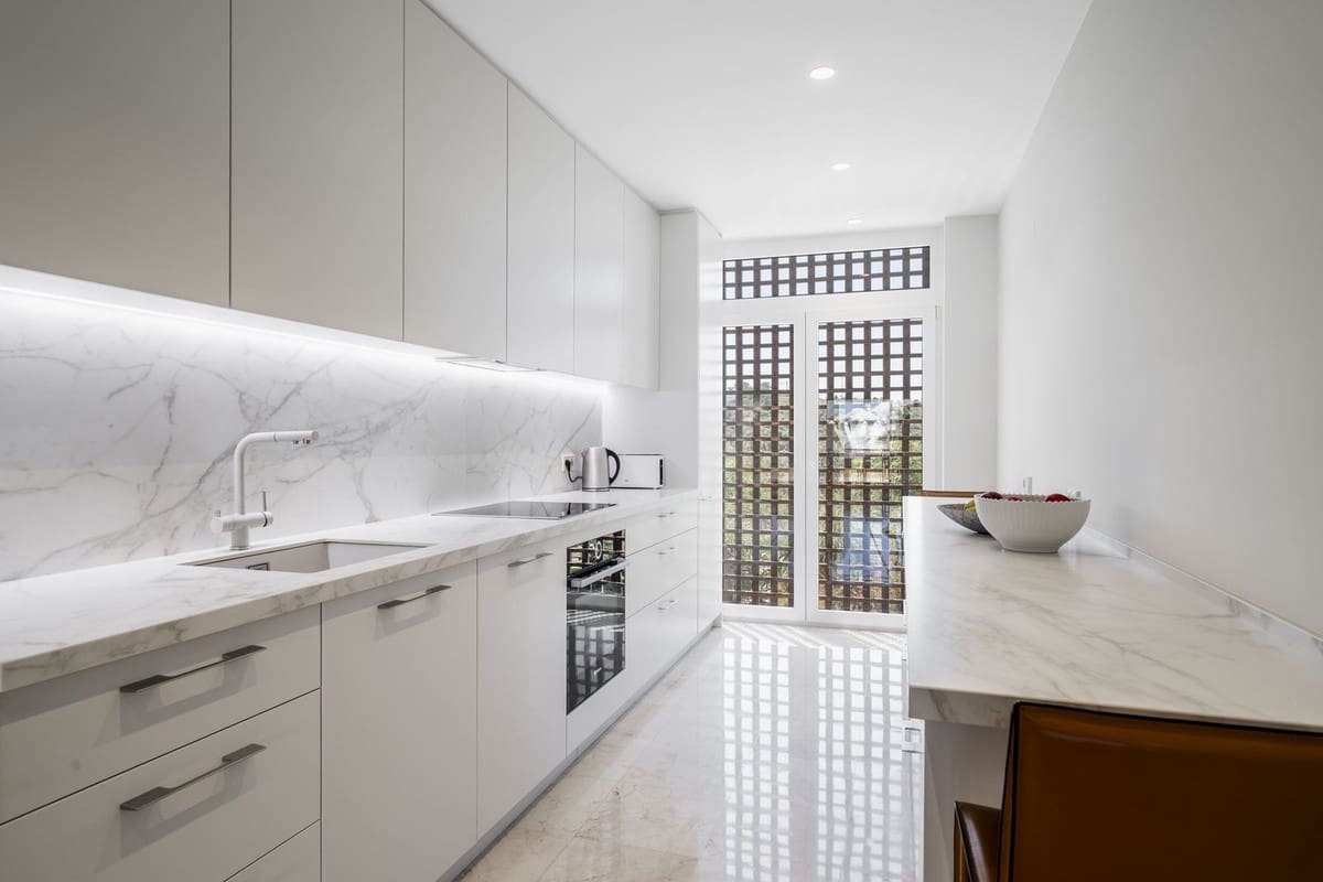 3 soverom Leilighet til salgs i Estepona med svømmebasseng garasje - € 990 000 (Ref: 9031305)