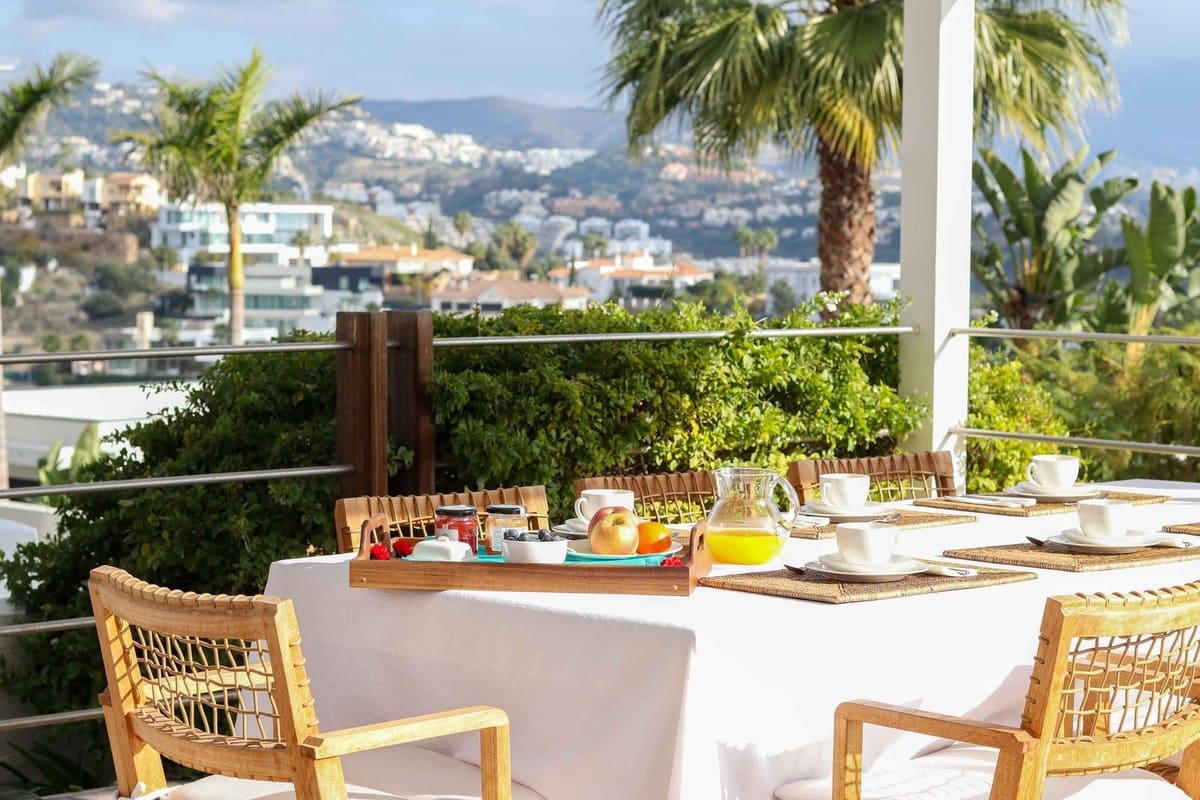 4 bedroom Villa for sale in Benahavis with pool garage - € 1,975,000 (Ref: 9059037)