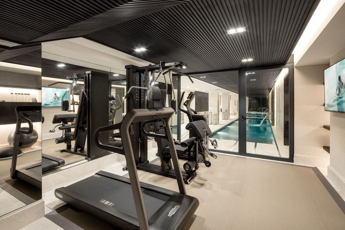 7 soveværelse Villa til salg i Nueva Andalucia med swimmingpool garage - € 19.500.000 (Ref: 9098924)