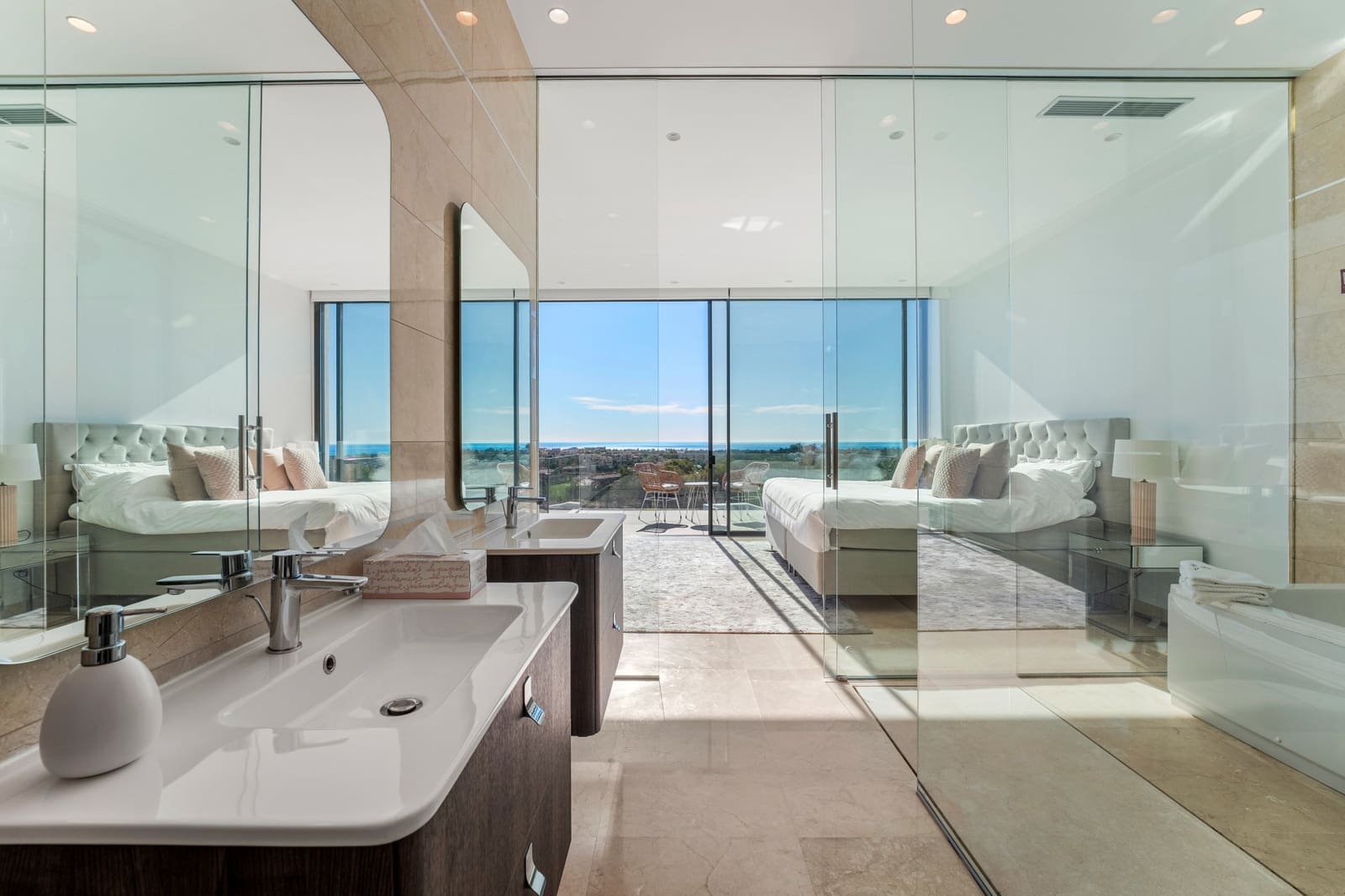 5 bedroom Villa for sale in Benahavis with pool garage - € 3,950,000 (Ref: 9136937)