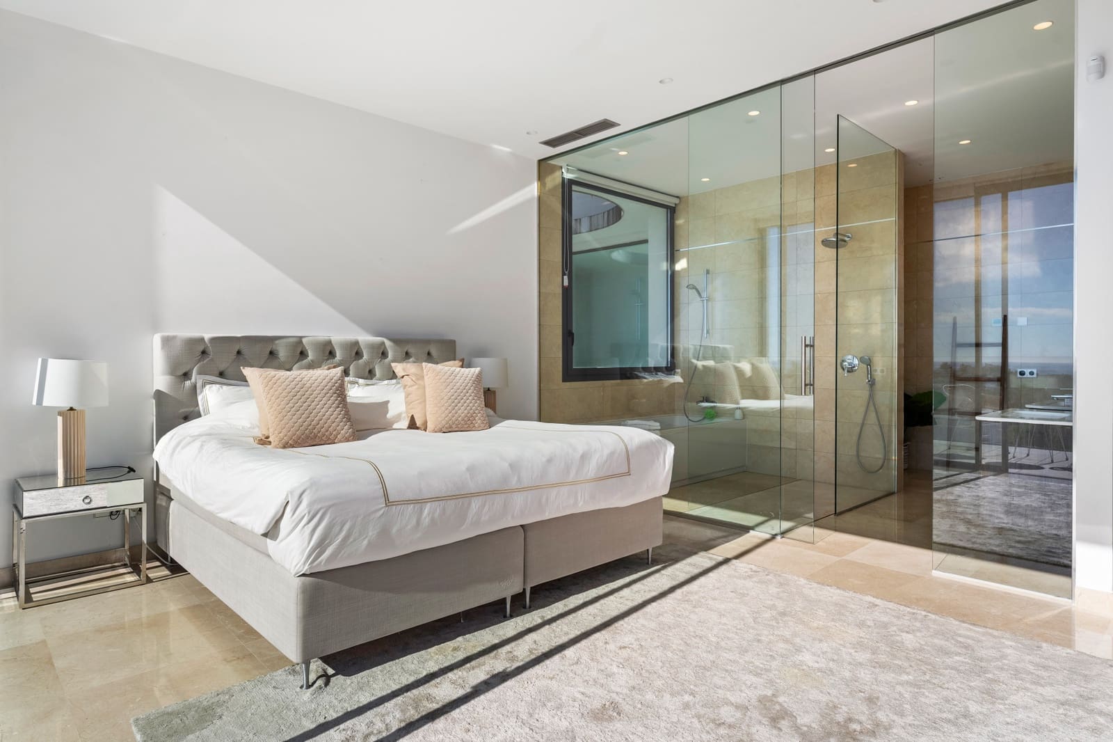 5 bedroom Villa for sale in Benahavis with pool garage - € 3,950,000 (Ref: 9136937)