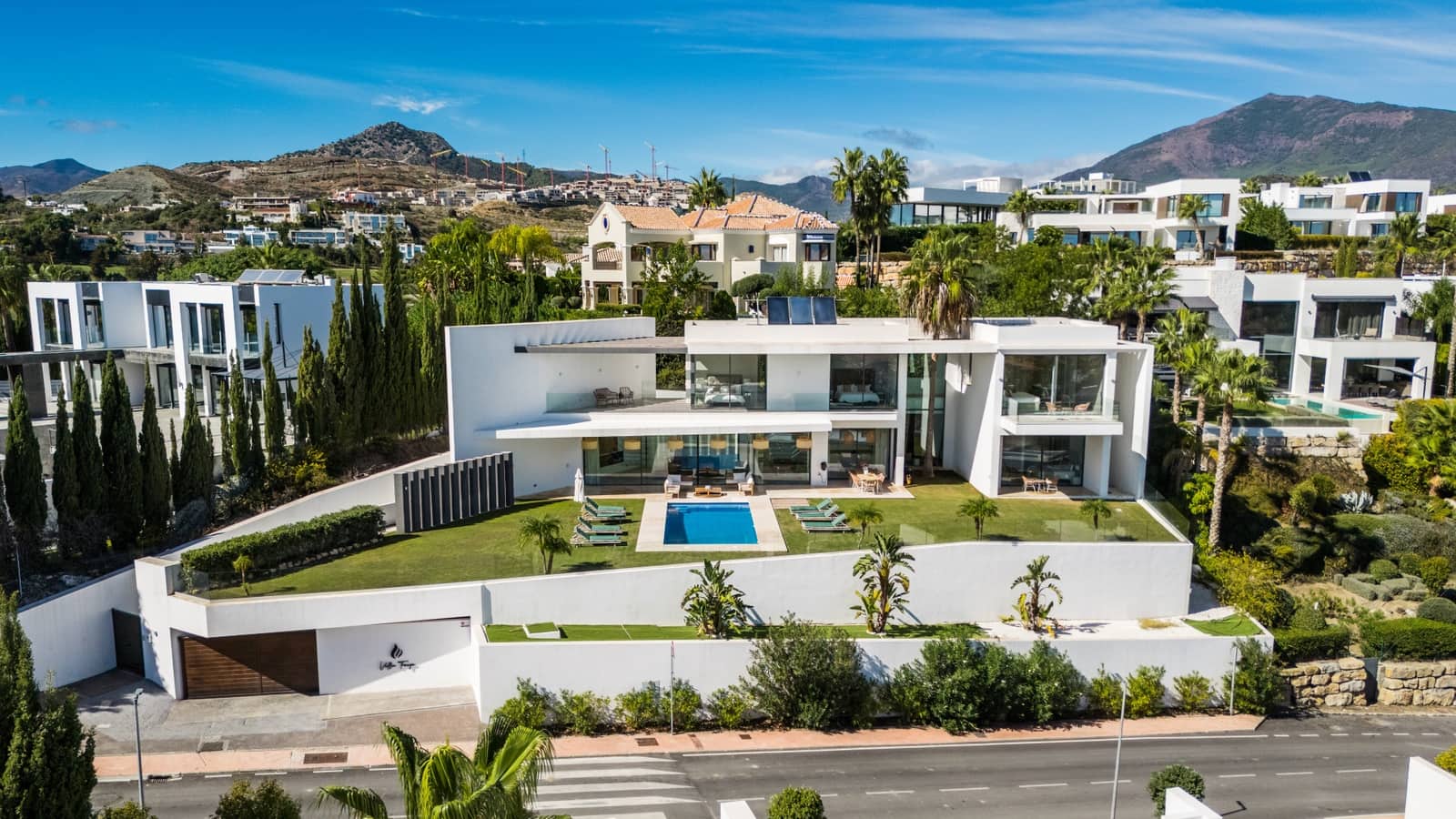 5 bedroom Villa for sale in Benahavis with pool garage - € 3,950,000 (Ref: 9136937)