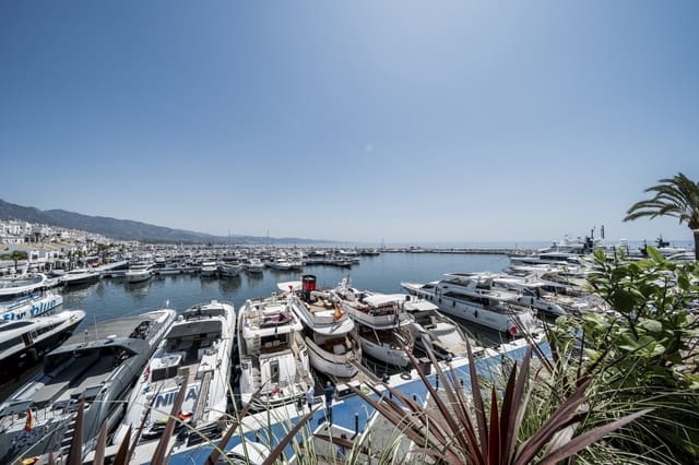 3 soveværelse Lejlighed til salg i Puerto Banus, Marbella - € 3.195.000 (Ref: 9142675)