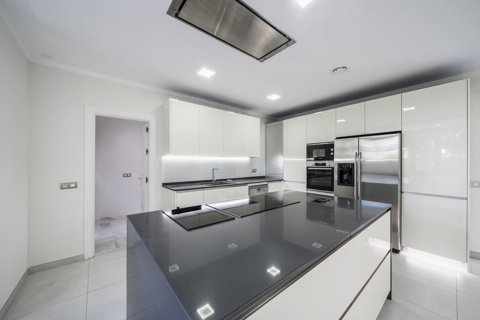 5 soveværelse Villa til leje i Guadalmina med swimmingpool garage - € 12.000 (Ref: 9183340)