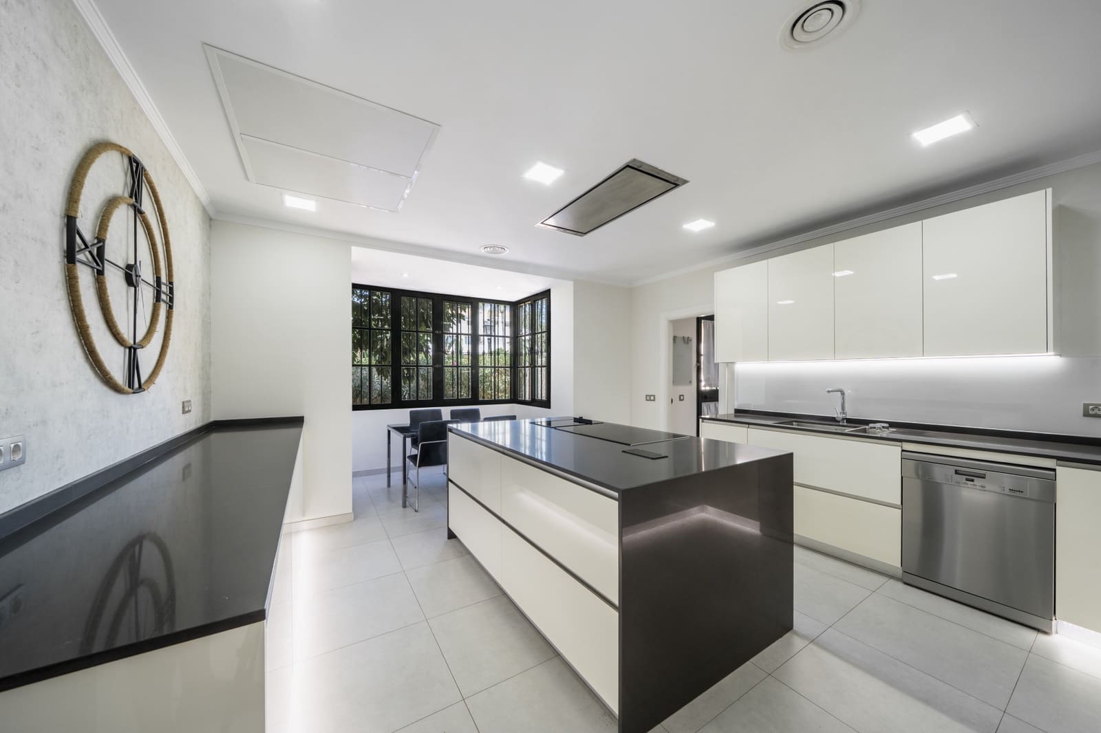 5 soveværelse Villa til leje i Guadalmina med swimmingpool garage - € 12.000 (Ref: 9183340)