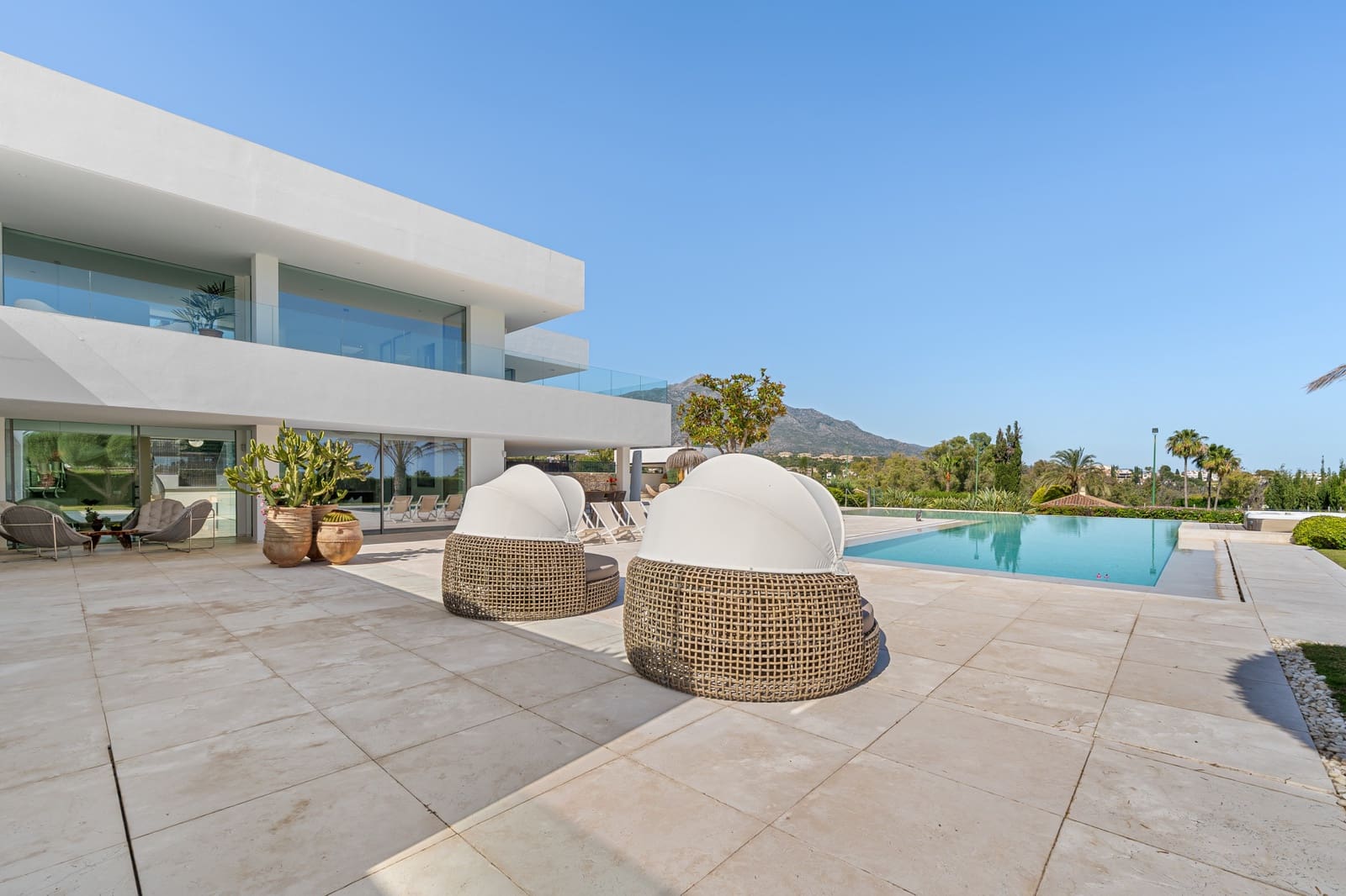 Chalet de 7 habitaciones en Nueva Andalucia en venta con piscina garaje - 7.950.000 € (Ref: 9192104)