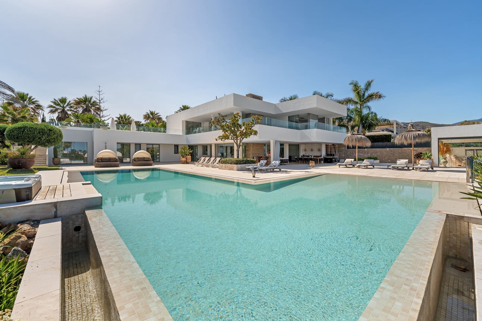 Chalet de 7 habitaciones en Nueva Andalucia en venta con piscina garaje - 7.950.000 € (Ref: 9192104)