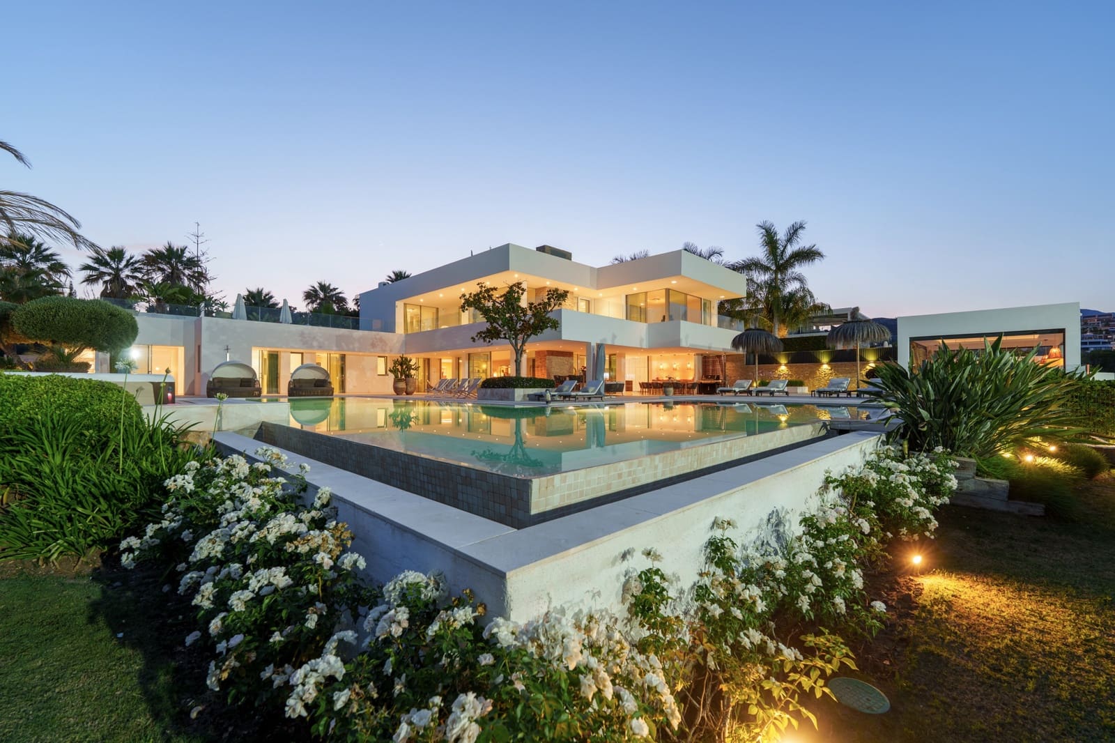Chalet de 7 habitaciones en Nueva Andalucia en venta con piscina garaje - 7.950.000 € (Ref: 9192104)