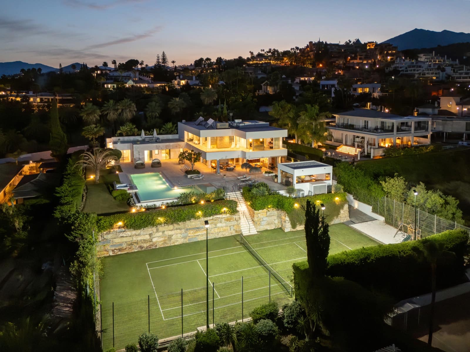 Chalet de 7 habitaciones en Nueva Andalucia en venta con piscina garaje - 7.950.000 € (Ref: 9192104)