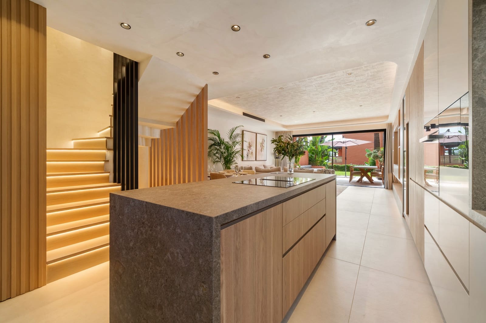 4 soveværelse Byhus til salg i Golden Mile med swimmingpool garage - € 2.395.000 (Ref: 9208153)