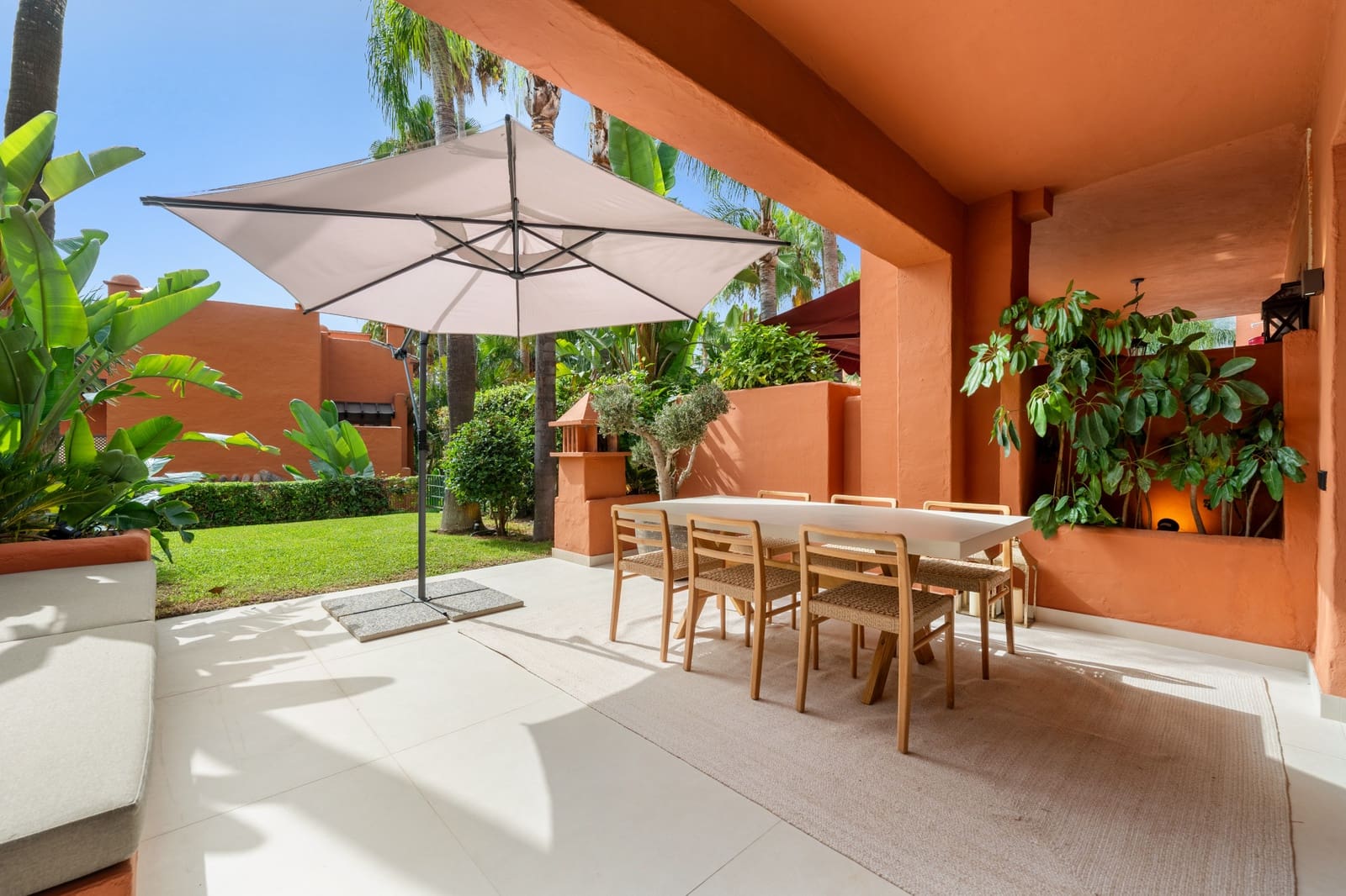 4 soveværelse Byhus til salg i Golden Mile med swimmingpool garage - € 2.395.000 (Ref: 9208153)