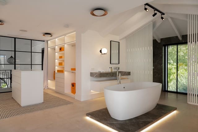 5 sypialnia Willa na sprzedaż w Los Naranjos, Marbella z basenem garażem - 4 950 000 € (Ref: 9256830)