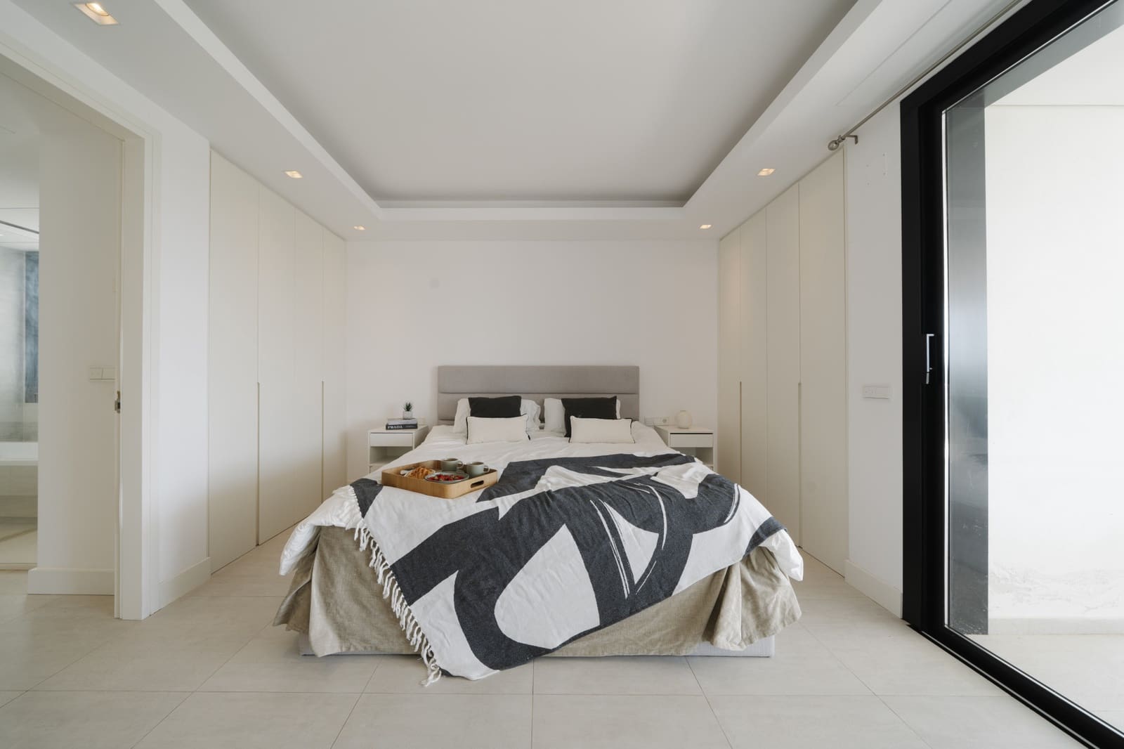 3 soverom Leilighet til salgs i Nueva Andalucia med svømmebasseng garasje - € 949 000 (Ref: 9330239)