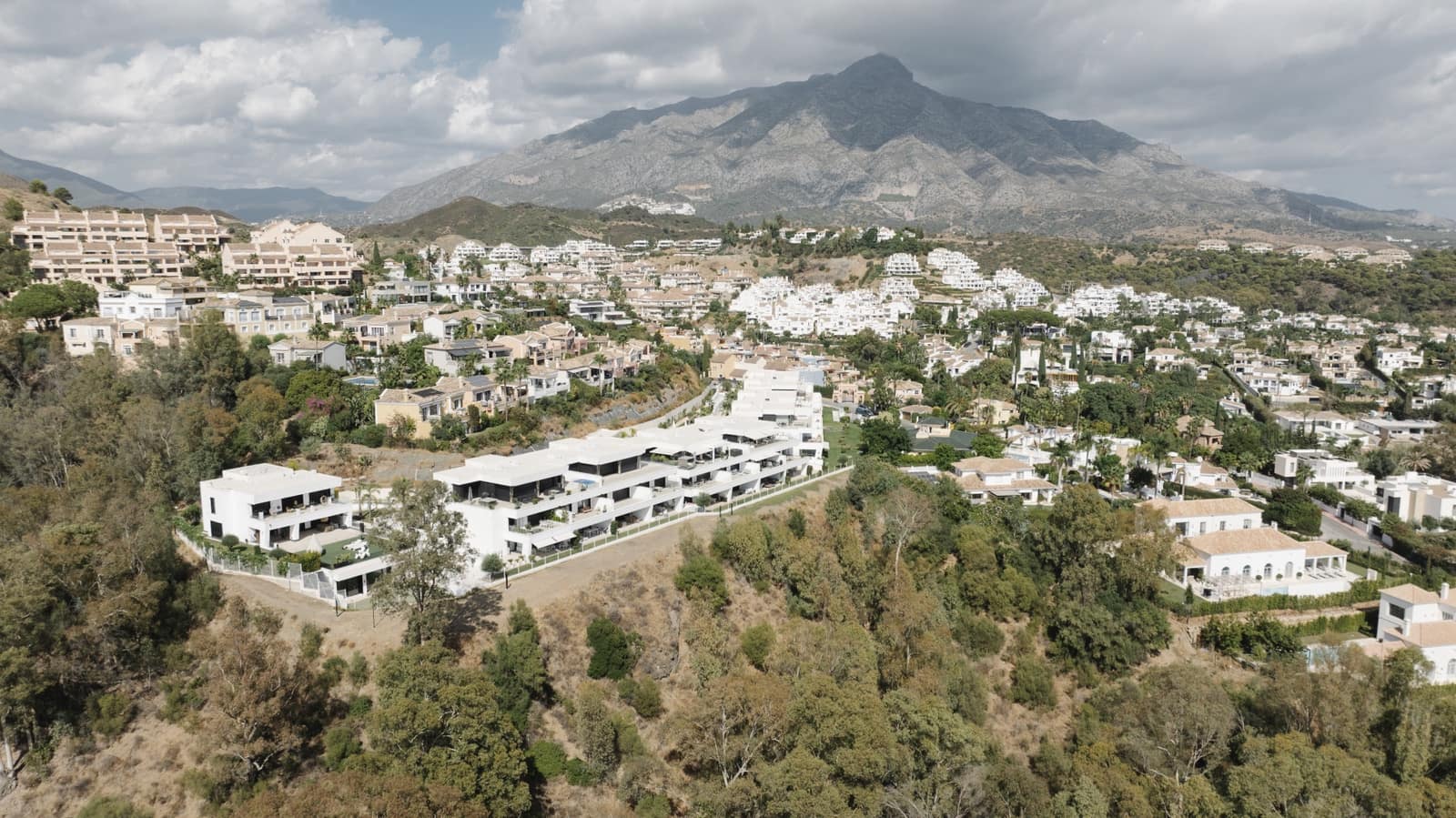 3 soverom Leilighet til salgs i Nueva Andalucia med svømmebasseng garasje - € 949 000 (Ref: 9330239)