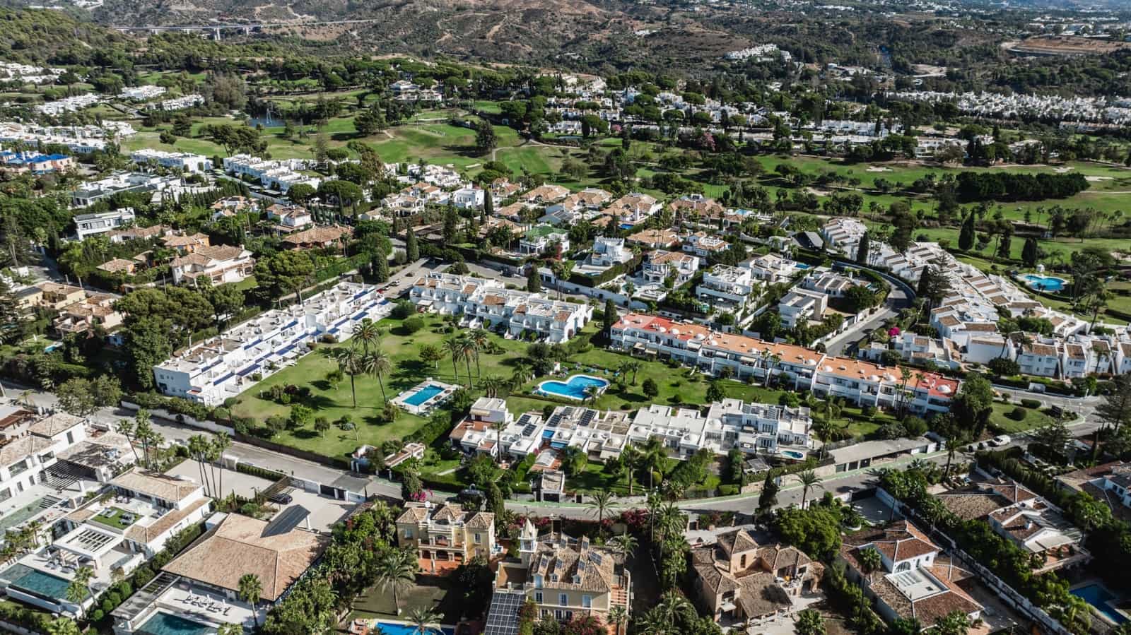 4 sovrum Hus till salu i Nueva Andalucia med pool garage - 1 499 000 € (Ref: 9344451)